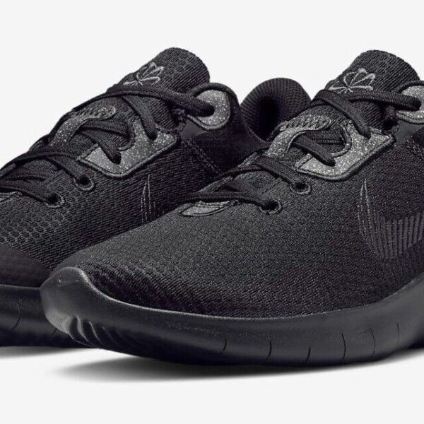 A pair of black Nike Metcon 8 training shoes with a mesh upper, supportive midsole, and sticky rubber outsole.