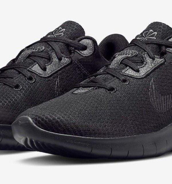 A pair of black Nike Metcon 8 training shoes with a mesh upper, supportive midsole, and sticky rubber outsole.